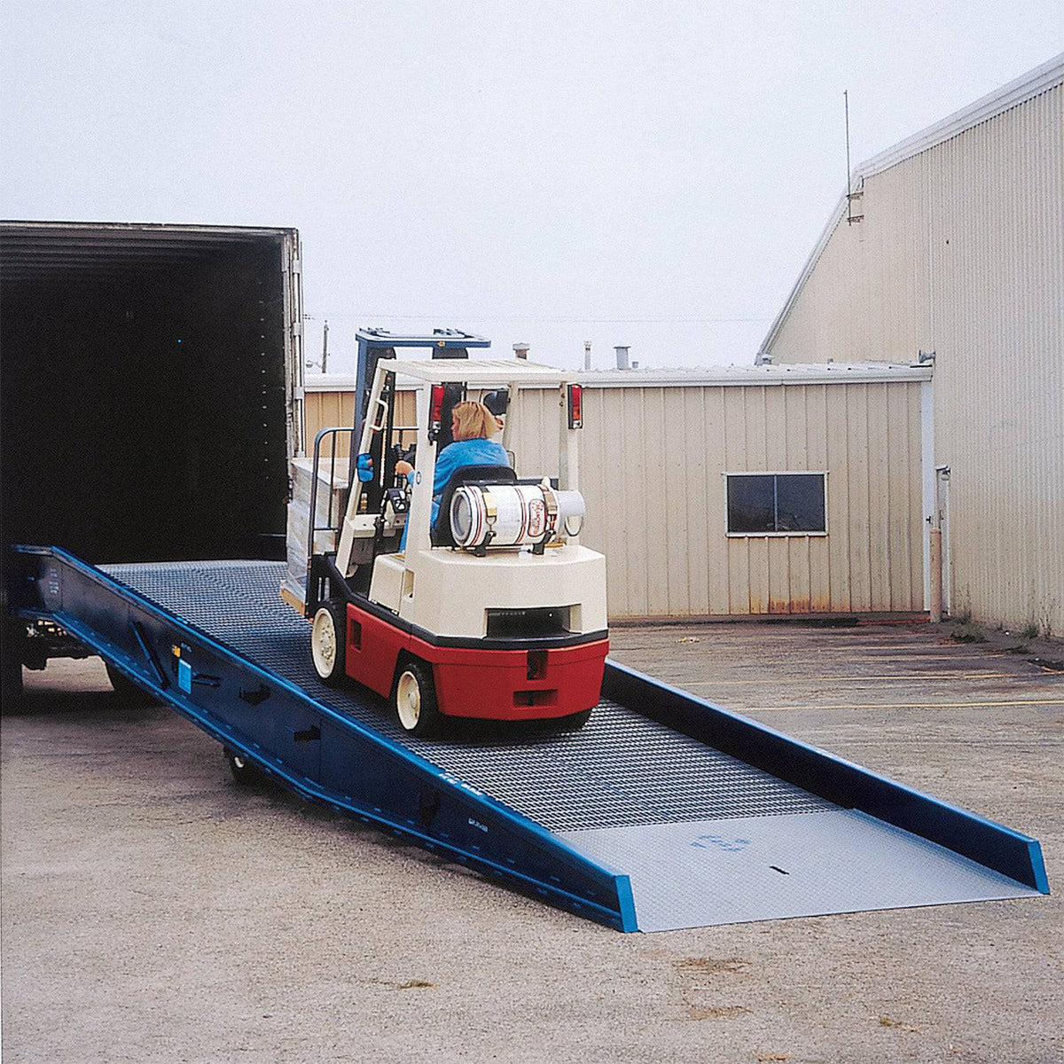 Oster Ramp Bluff Portable Steel Yard Ramp - Caster Legs – Source 4 Industries